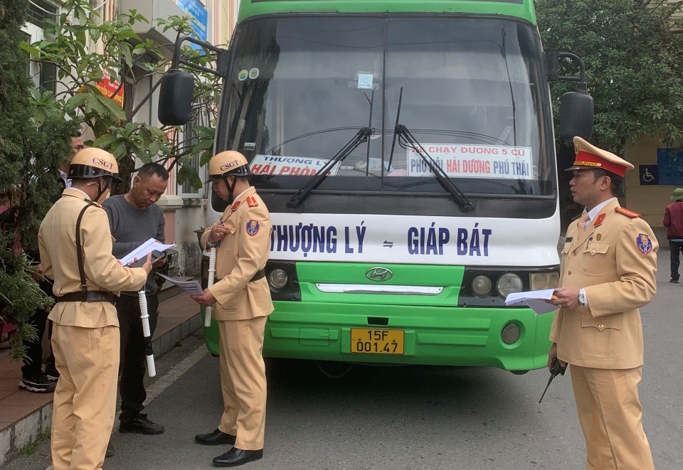 Công an quận Hồng Bàng: Tăng cường công tác bảo đảm an toàn giao thông đối với hoạt động vận tải hành khách bằng xe ô tô